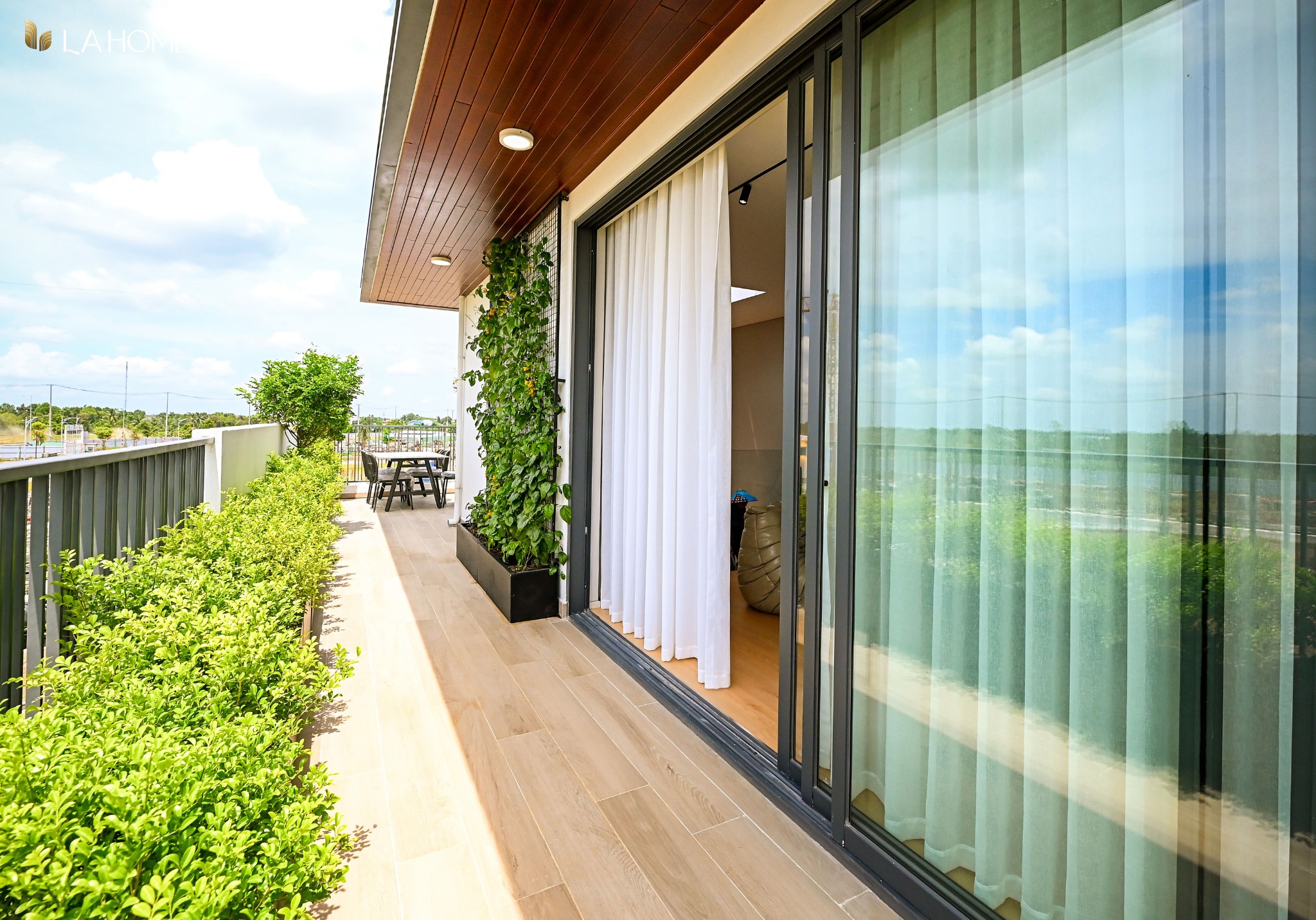 nhà mẫu biệt thự ven kênh Khu đô thị sinh thái LA Home Bến Lức Long An