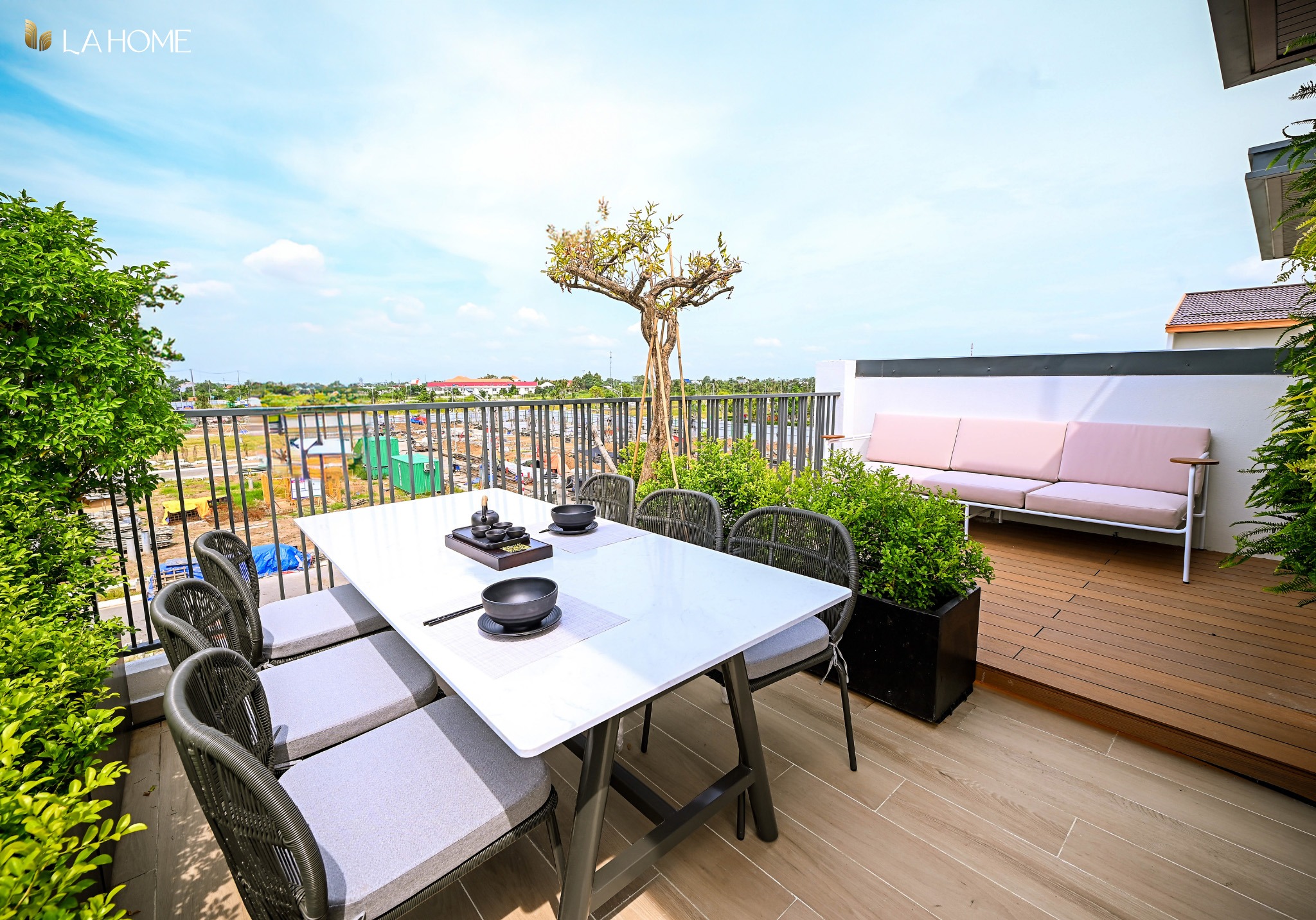 nhà mẫu biệt thự ven kênh Khu đô thị sinh thái LA Home Bến Lức Long An